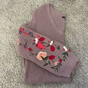 American Eagle Lavender / Embroidered sweater XL